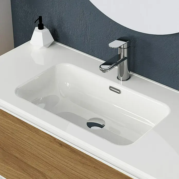 Artysan Mueble bajo de lavabo Barcelona 2C - L x An x Al: 44,6 x 100 x 83,3 cm, Roble waira - Primer plano de un baño moderno con lavabo blanco, grifo cromado y mueble de madera. Un dispensador de jabón elegante completa la imagen.
