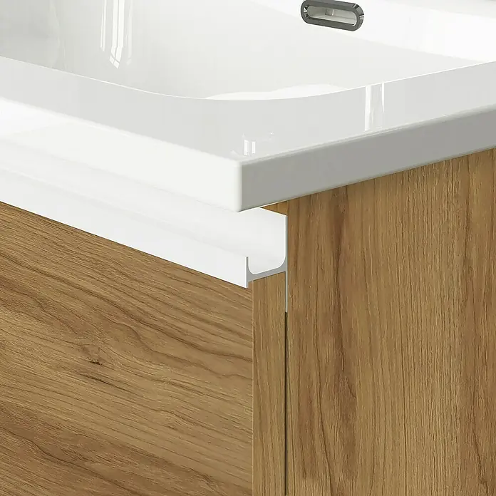 Artysan Mueble bajo de lavabo Barcelona 2C - L x An x Al: 44,6 x 80 x 83,3 cm, Roble waira - Primer plano de un lavabo de baño con mueble de madera y diseño sin tirador. El lavabo es de material blanco brillante.