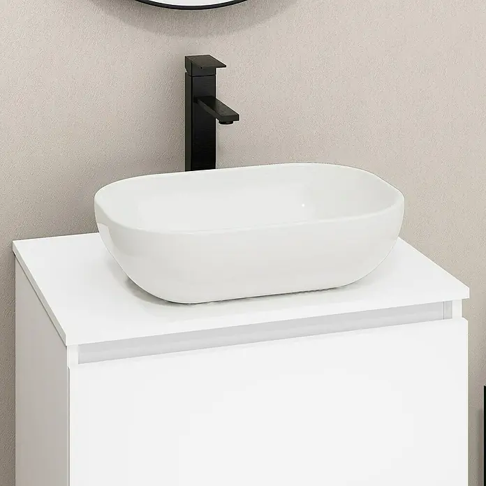 Artysan Mueble bajo de lavabo Kenia Top - Ancho: 70 cm, Blanco - Primer plano de un moderno lavabo sobre encimera blanco con grifo negro sobre un mueble de baño blanco.
