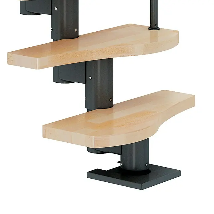 Dolle Mittelholmtreppe Basel - Breite: 64 mm, Anthrazitgrau, Variabel, Farbe Stufen: Buche Natur, Geschosshöhe: 258 cm - 315 cm - Nahaufnahme einer modernen Treppe mit Holzstufen und einem eleganten, dunklen Metallrahmen. Das Design ist minimalistisch und stilvoll.