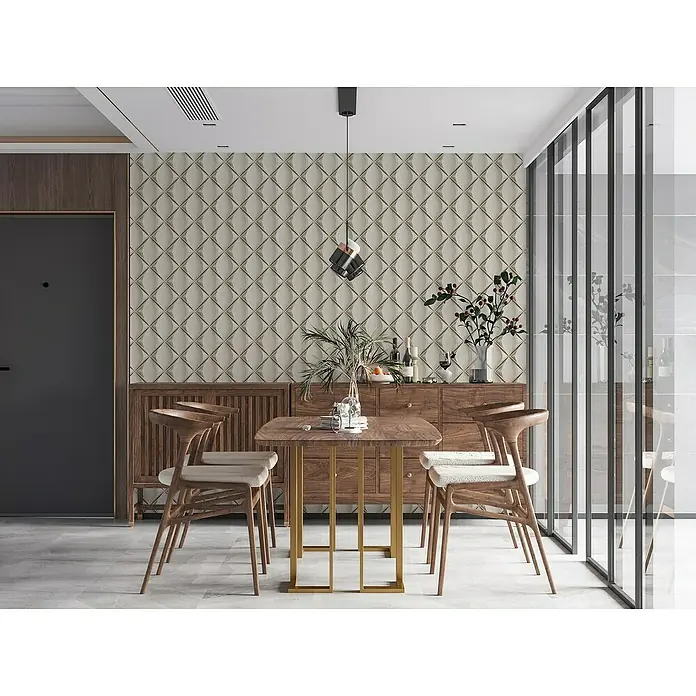 A.S. Création My Home My Spa Vliestapete Lederoptik - Grau, 3D-Optik, 10,05 x 0,53 m - Ein elegantes Esszimmer mit einem Holztisch und Stühlen, beleuchtet von einer modernen Hängelampe, vor einer strukturierten Wand.