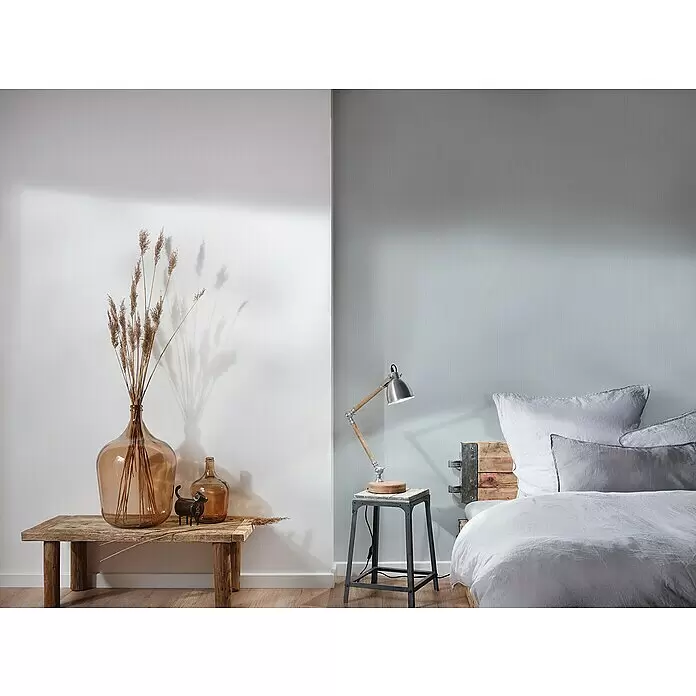 A.S. Création Mata Hari Vliestapete - Blaugrau, Uni, 10,05 x 0,53 m - Gemütliches Schlafzimmer mit hellblauer Wand, rustikalem Holzbett und Beistelltisch mit Industrielampe. Mit Naturdeko.