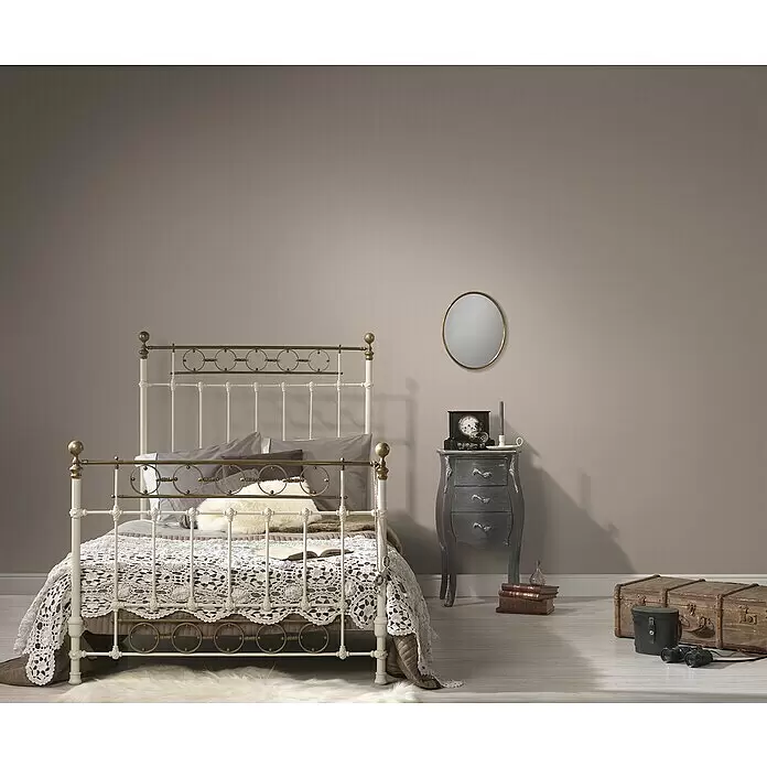 A.S. Création Attractive Vliestapete - Harmonisches Beige, Uni, 10,05 x 0,53 m - Antik anmutendes Metallbettgestell in Weiß und Messing mit aufwendigen Details in einem Schlafzimmer.