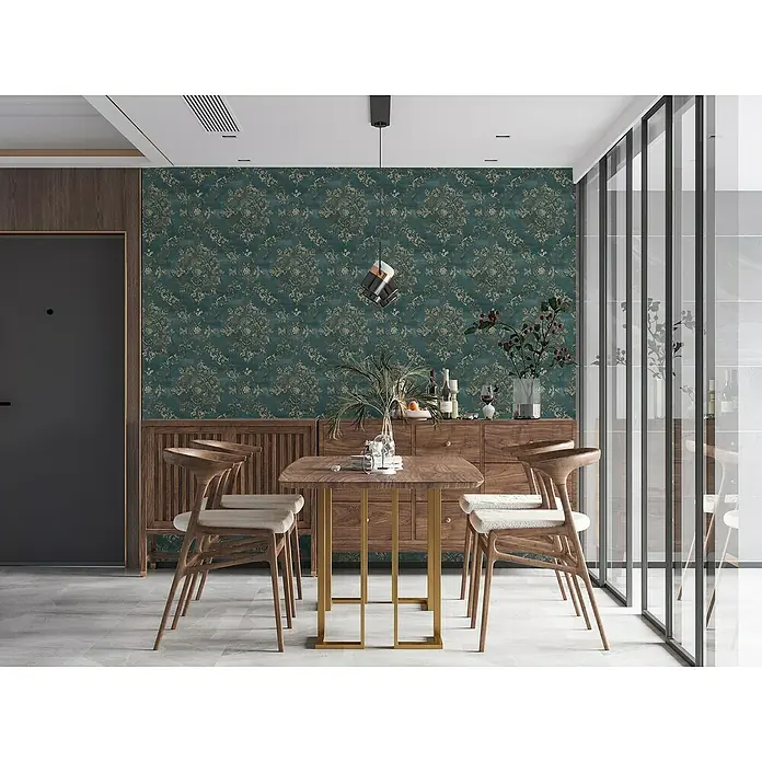 A.S. Création My Home My Spa Vliestapete Damask - Blau-Metallic, Ornament, 10,05 x 0,53 m - Esszimmer mit Esstisch und Stühlen, umgeben von stilvollen Schränken und einer dekorativen Tapete, die eine warme und einladende Atmosphäre schafft.