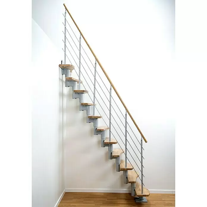 Dolle Mittelholmtreppe Basel - Breite: 64 mm, Perlgrau, Variabel, Farbe Stufen: Eiche Natur, Geschosshöhe: 222 cm - 270 cm - Moderne Modultreppe mit hellen Holzstufen, grauem Metallgestell und Edelstahlseilgeländer mit Holzhandlauf.