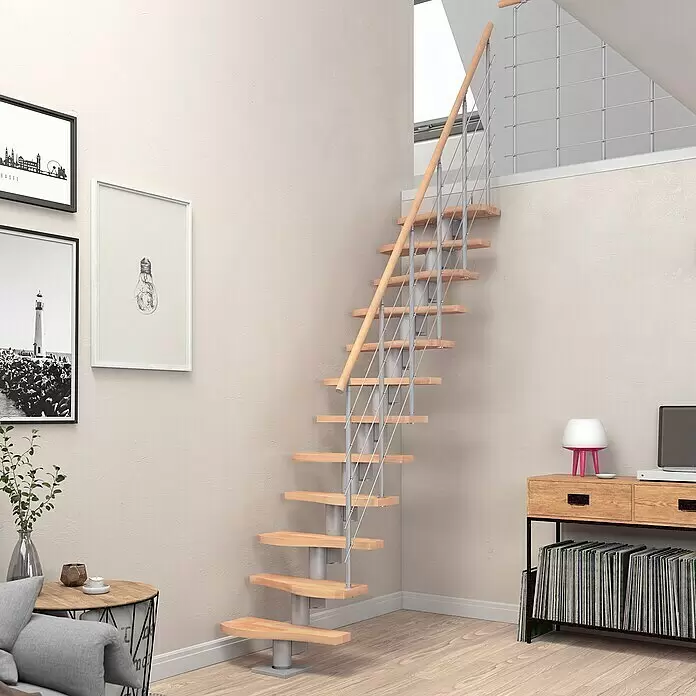 Dolle Mittelholmtreppe Basel - Breite: 64 mm, Perlgrau, Variabel, Farbe Stufen: Buche Natur, Geschosshöhe: 258 cm - 315 cm - Raumsparende Treppe mit hellen Holzstufen, silberner Metallstruktur und Geländer, sowie passendem Holzhandlauf.