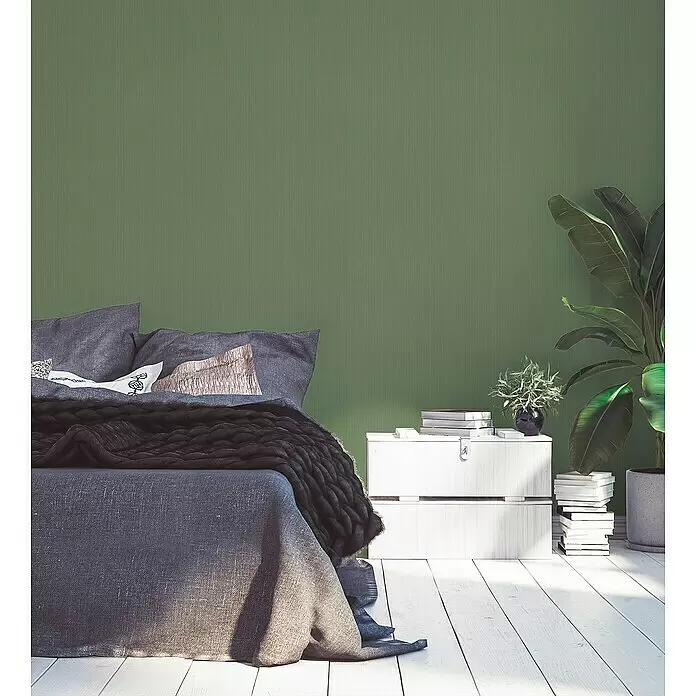 A.S. Création Michalsky 4 Vliestapete - Grün, Uni, 10,05 x 0,53 m - Grüne Wand mit feiner vertikaler Textur in einem Schlafzimmer.