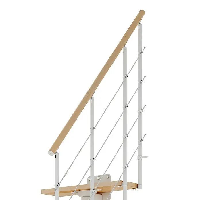 Dolle Mittelholmtreppe Boston - Breite: 74 mm, Verkehrsweiß, Gerade, Farbe Stufen: Buche Natur, Geschosshöhe: 228 cm - 300 cm - Detailaufnahme eines Treppengeländers mit Holzhandlauf, weißen Metallpfosten und Edelstahlseilen. Das moderne Design ergänzt jede Inneneinrichtung stilvoll.