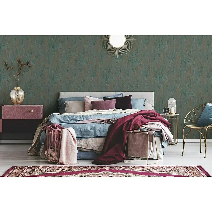 A.S. Création Trendwall 2 Vliestapete Rost - Rostiges Türkis, Metalloptik, 10,05 x 0,53 m - Schlafzimmer mit Bett, Nachttisch und Dekorationen. Das stilvolle Design und die Farbpalette schaffen eine gemütliche Atmosphäre im Raum.
