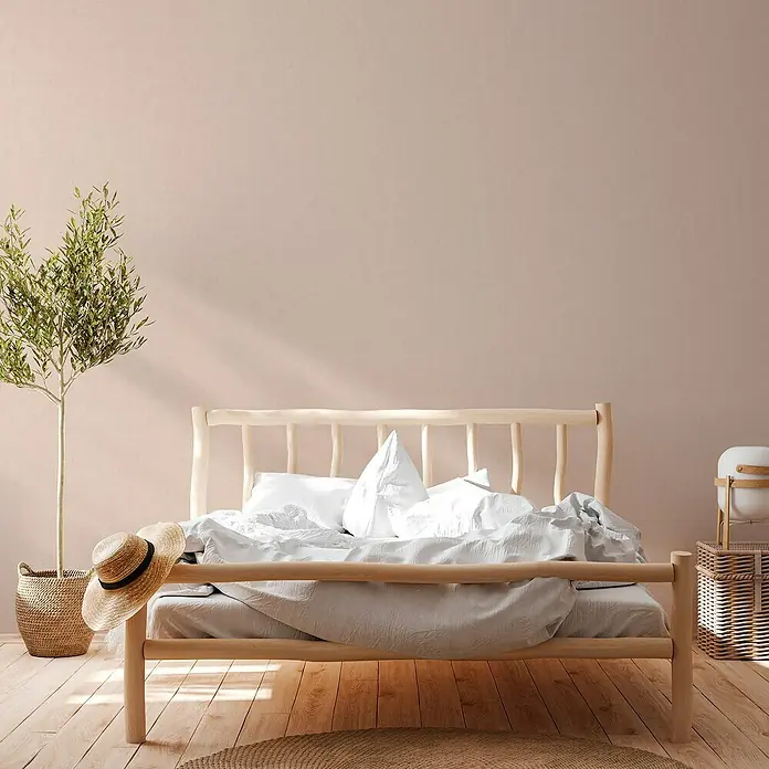 A.S. Création Titanium 3 Vliestapete - Wärmendes Beige, Uni, 10,05 x 0,53 m - Ein helles, einladendes Schlafzimmer mit einem schlichten Holzbett, umgeben von natürlichen Elementen und sanften Farben.