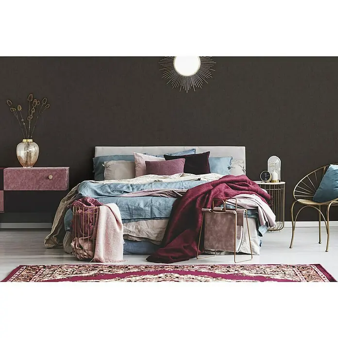 A.S. Création Titanium 3 Vliestapete - Dunkles Schwarz, Uni, 10,05 x 0,53 m - Gemütliches Schlafzimmer mit dunkler Wand, großem Bett und goldenen Akzenten, die für eine elegante Atmosphäre sorgen.
