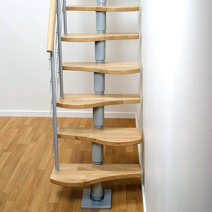 Dolle Mittelholmtreppe Basel - Breite: 64 mm, Perlgrau, Variabel, Farbe Stufen: Eiche Natur, Geschosshöhe: 222 cm - 270 cm - Eine elegante Wendeltreppe mit Holzstufen und einem grauen Mittelpfosten, die sich perfekt in moderne Innenräume einfügt.