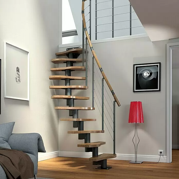 Dolle Mittelholmtreppe Basel - Breite: 64 mm, Anthrazitgrau, Variabel, Farbe Stufen: Eiche Natur, Geschosshöhe: 258 cm - 315 cm - Moderne Modultreppe mit hellen Holzstufen, dunklen Metallsäulen und Holzhandlauf mit Drahtseilgeländer in einem zeitgenössischen Zuhause.