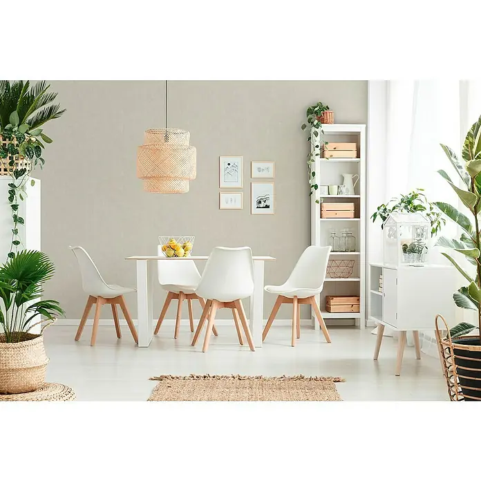 A.S. Création Cuba Vliestapete - Creme, Uni, 10,05 x 0,53 m - Heller Essbereich mit Holztisch, weißen Stühlen und einer geflochtenen Hängelampe, der einladendes, natürliches Flair versprüht.