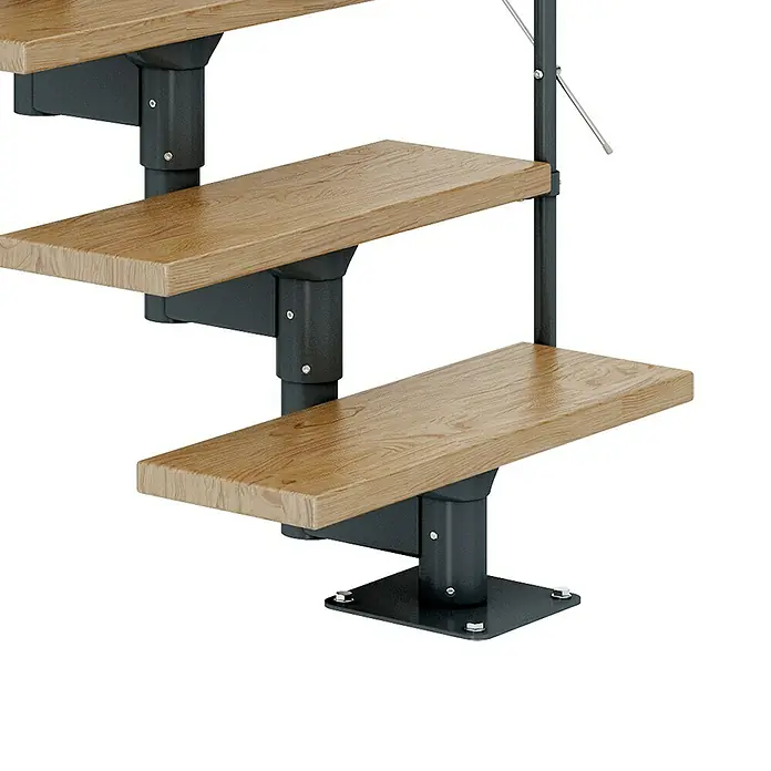 Dolle Mittelholmtreppe Boston - Breite: 74 mm, Anthrazitgrau, 1/4-gewendelt, Farbe Stufen: Eiche Natur, Geschosshöhe: 228 cm - 300 cm - Detailaufnahme einer modernen Treppe mit Holzstufen und einem schlanken, schwarzen Metallgeländer. Die Treppe besticht durch ihr minimalistisches Design.