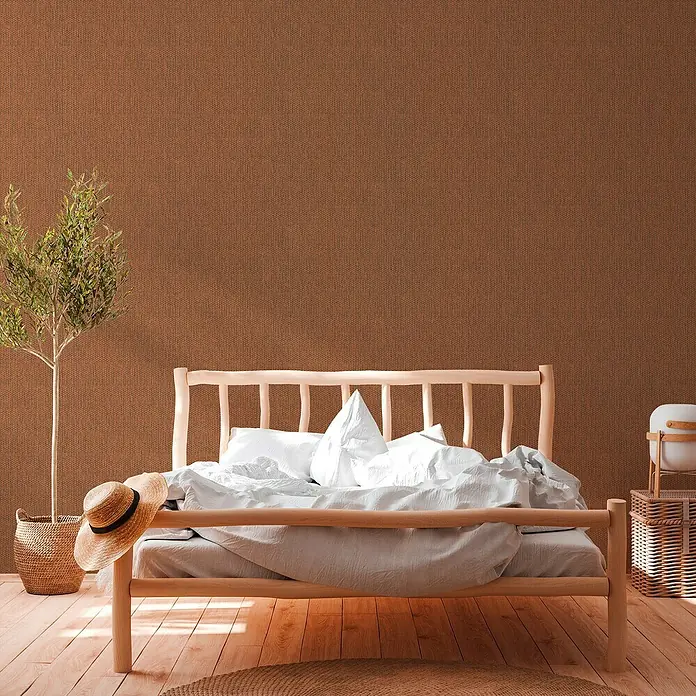 A.S. Création Hygge 2 Vliestapete Bambusstruktur - Rot/Braun, Uni, 10,05 x 0,53 m - Schlafzimmer mit hellen Holzboden und Wand mit einer schönen Holzbank, einladend und beruhigend.