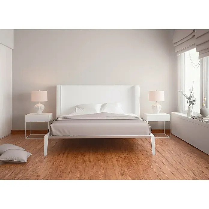A.S. Création Attractive Vliestapete - Schmeichelndes Weiß, Uni, 10,05 x 0,53 m - Schlafzimmer mit einem stilvollen weißen Bett mit Nachttischen und Lampen, das ein modernes und ruhiges Ambiente schafft.