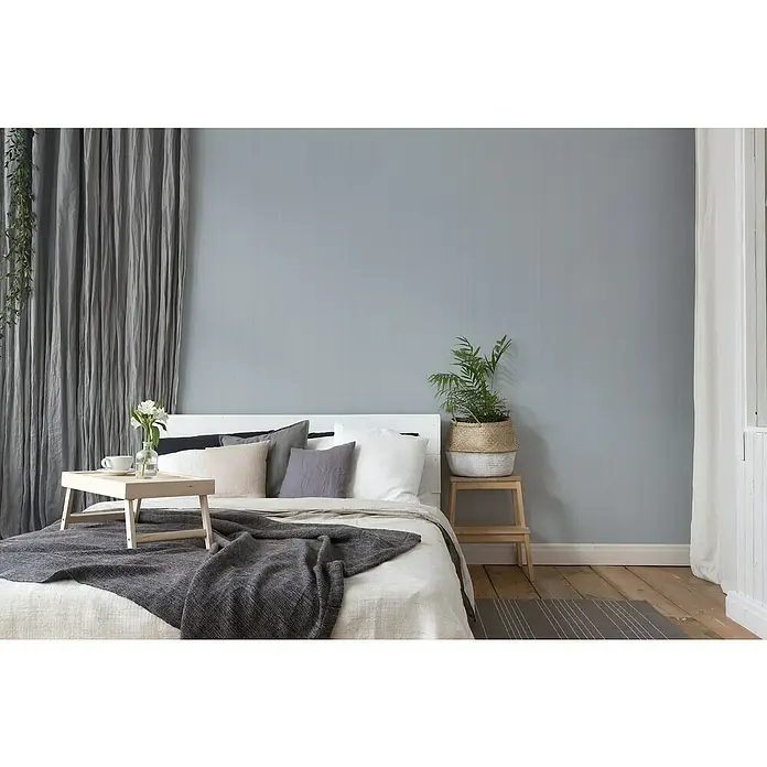 A.S. Création Mata Hari Vliestapete - Grau, Uni, 10,05 x 0,53 m - Einladendes Schlafzimmer mit einem Tablett auf dem Bett, ideal für ein entspanntes Frühstück. Die grauen Vorhänge und Akzente verleihen Ruhe.
