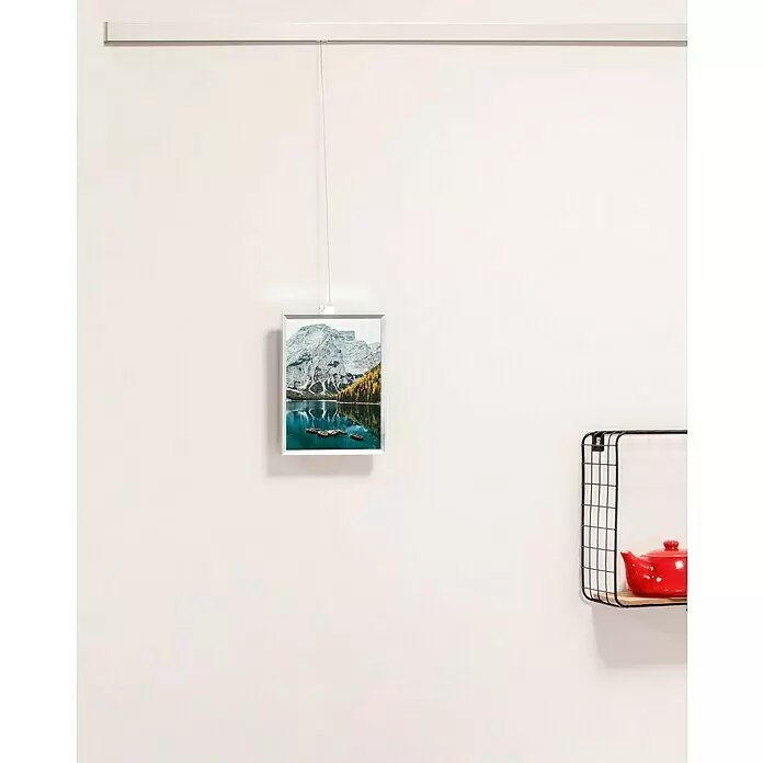 Nielsen Alurahmen Pixel - 15 x 20 cm, Silber - Silbernes Bilderschienensystem mit einem gerahmten Landschaftsfoto eines Bergsees, aufgehängt an einer dünnen Schnur.