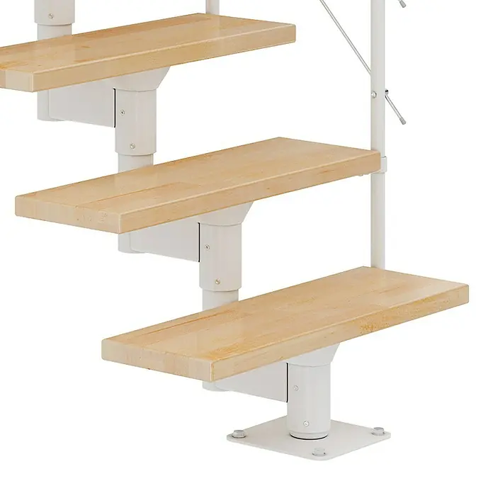 Dolle Mittelholmtreppe Boston - Breite: 74 mm, Verkehrsweiß, Gerade, Farbe Stufen: Buche Natur, Geschosshöhe: 228 cm - 300 cm - Aufnahme von Holzstufen mit weißen Halterungen an einer weißen Treppe befestigt. Sie sind eine moderne, stilvolle und funktionale Lösung für Wohnräume.