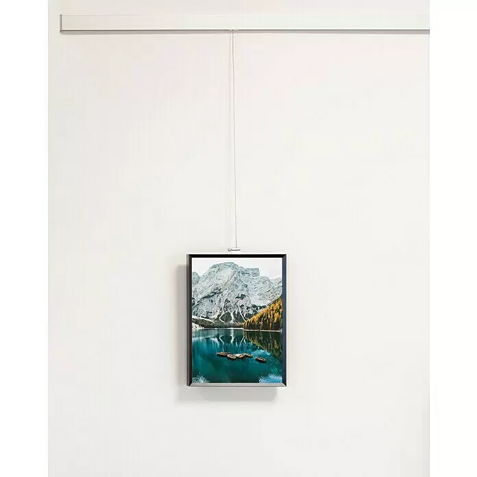 Nielsen Alurahmen Pixel - 18 x 24 cm, Schwarz - Bilderschiene mit einem gerahmten Landschaftsfoto von See und Bergen.