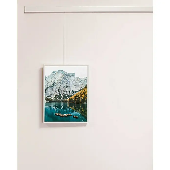Nielsen Alurahmen Pixel - 24 x 30 cm, Weiß - Ein gerahmtes Landschaftsbild mit Bergsee hängt an einer hellen Wand. Die Szene fängt die Schönheit der Natur ein.