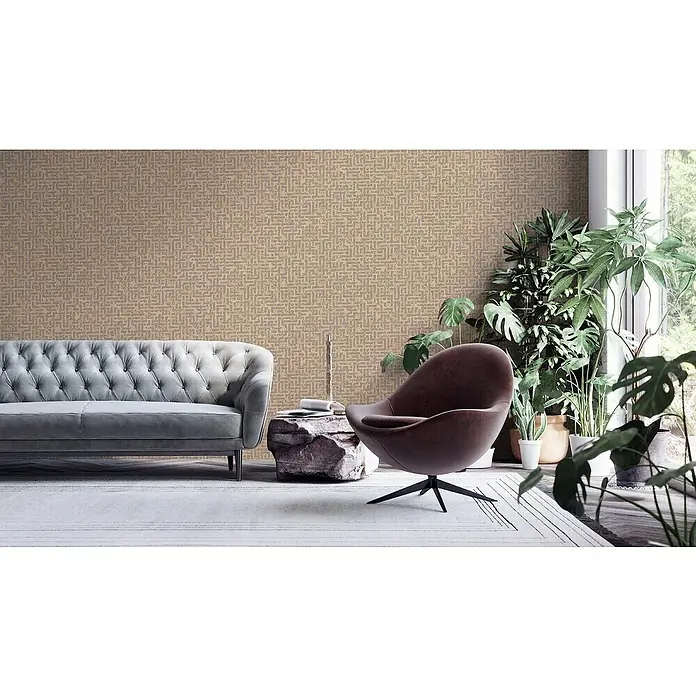 A.S. Création My Home My Spa Vliestapete Tetris - Beige/Metallic, Grafisch, 10,05 x 0,53 m - Wohnzimmer mit grauem Sofa, Sessel, Beistelltisch und Zimmerpflanzen vor einer gemusterten Wand.