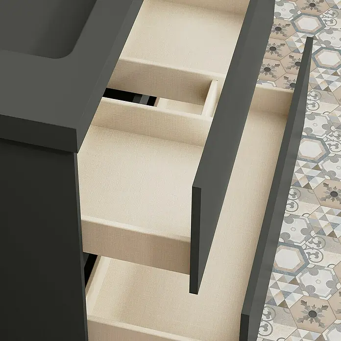 Artysan Conjunto de mueble de baño Kenia - Ancho: 80 cm, Ancho total del mueble de baño: 80 cm, Antracita, Mate, 2 pzs. - Moderno mueble de lavabo gris con cajones abiertos que muestran un interior luminoso, ideal para un baño con estilo.