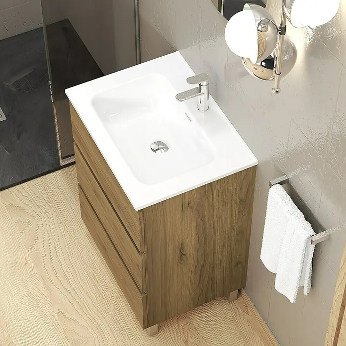 Artysan Conjunto de mueble de baño Basic 3C - Ancho: 60 cm, Ancho total del mueble de baño: 60 cm, Roble waira, 3 pzs. - La imagen muestra un moderno mueble de baño con acabado de madera y lavabo blanco en un baño, con un toallero y una toalla blanca visible.