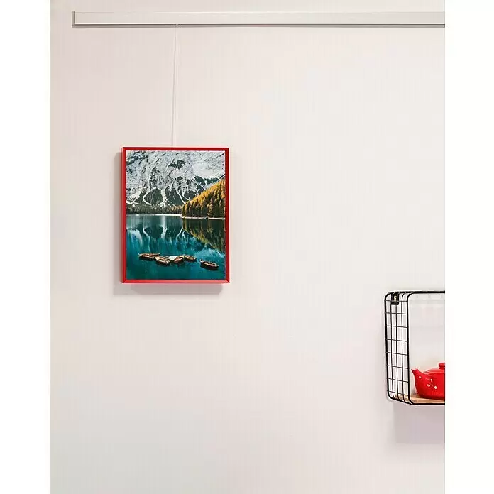 Nielsen Alurahmen Pixel - 24 x 30 cm, Tornadorot - Rot gerahmtes Landschaftsfoto mit Bergen, einem See und Booten, an einer Wand hängend.