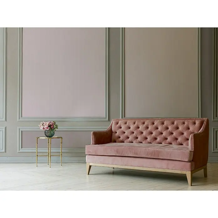 A.S. Création Mata Hari Vliestapete - Rosa, Uni, 10,05 x 0,53 m - Elegantes Interieur mit einem altrosa Samtsofa, das Luxus und Komfort ausstrahlt. Der passende Beistelltisch mit Blumen ergänzt das stilvolle Ambiente.