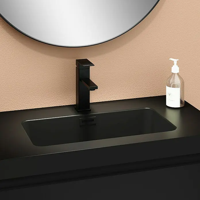 Artysan Conjunto de mueble de baño Kenia - Ancho: 80 cm, Ancho total del mueble de baño: 80 cm, Negro, Mate, 2 pzs. - Lavabo negro con grifo y dispensador de jabón frente a una pared rosa con espejo.