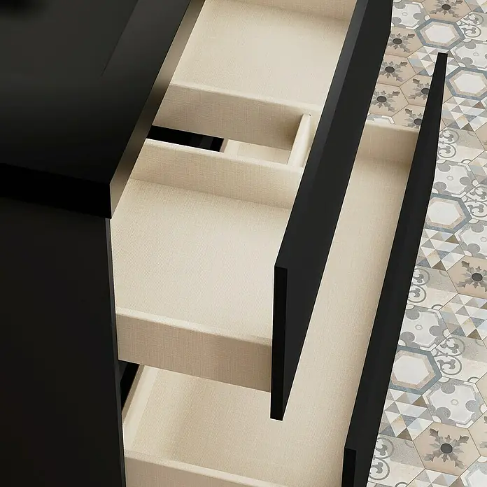 Artysan Conjunto de mueble de baño Kenia - Ancho: 80 cm, Ancho total del mueble de baño: 80 cm, Negro, Mate, 2 pzs. - Primer plano de un moderno mueble de baño en negro con cajones abiertos forrados en tela beige, mostrando su almacenamiento.