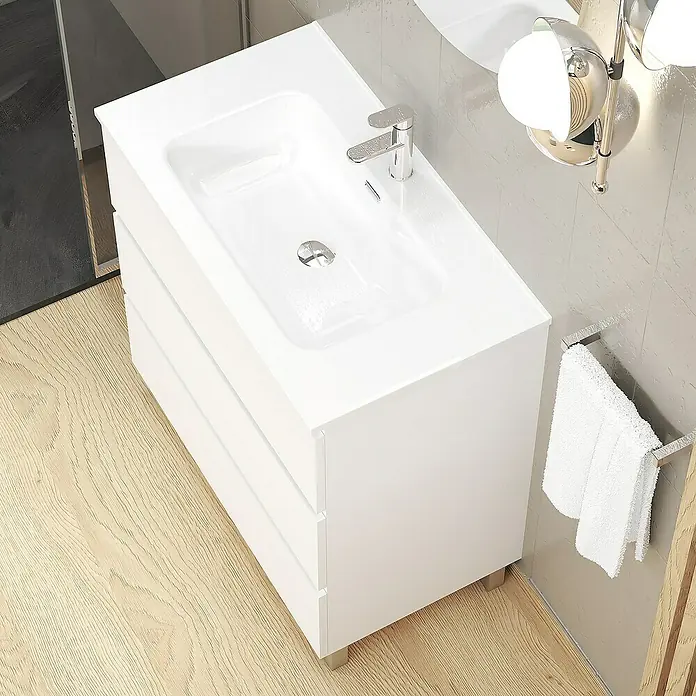 Artysan Conjunto de mueble de baño Basic 3C - Ancho: 80 cm, Ancho total del mueble de baño: 80 cm, Blanco, Mate, 3 pzs. - Un tocador blanco moderno con un lavabo integrado y un toallero con una toalla blanca en el baño.