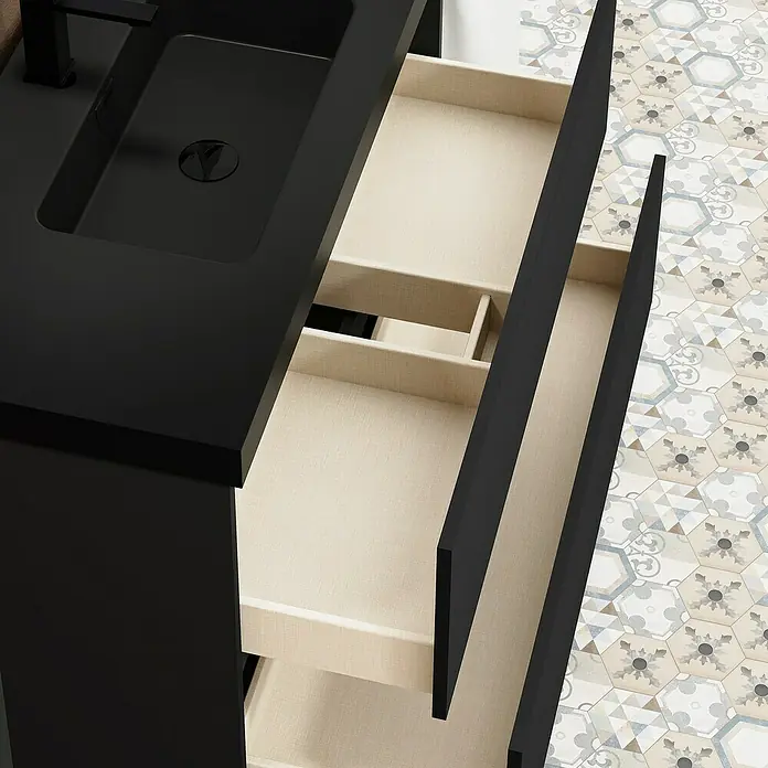Artysan Conjunto de mueble de baño Kenia - Ancho: 100 cm, Ancho total del mueble de baño: 100 cm, Negro, Mate, 2 pzs. - Mueble de baño de color oscuro con lavabo y cajones abiertos con compartimentos textiles sobre suelo de baldosas decorativas.