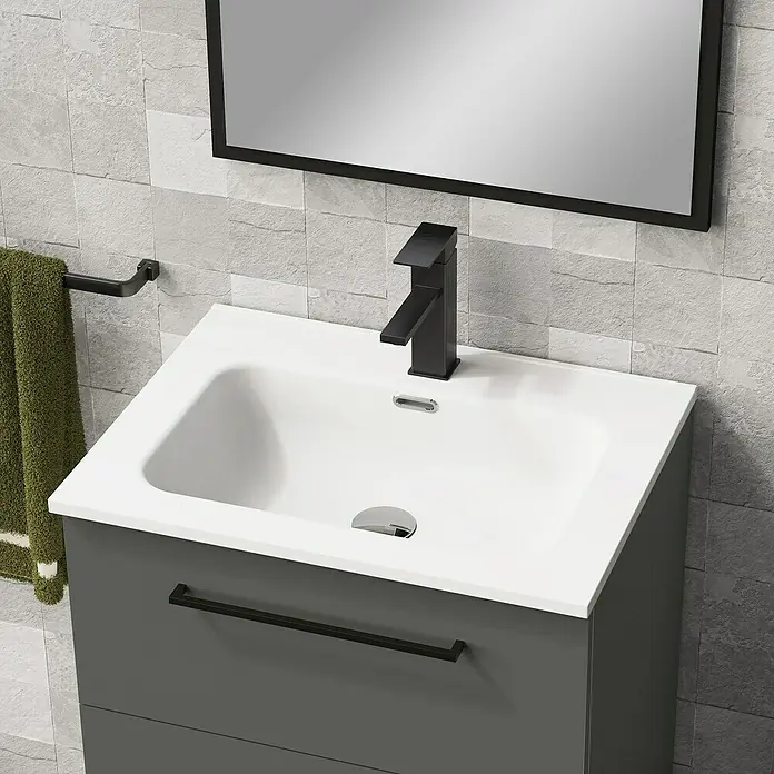 Artysan Mueble bajo de lavabo Arosa 3C - L x An x Al: 44,6 x 60 x 83,3 cm, Antracita - Un lavabo de baño moderno con un elegante grifo negro mate y un tocador gris bajo el lavabo.