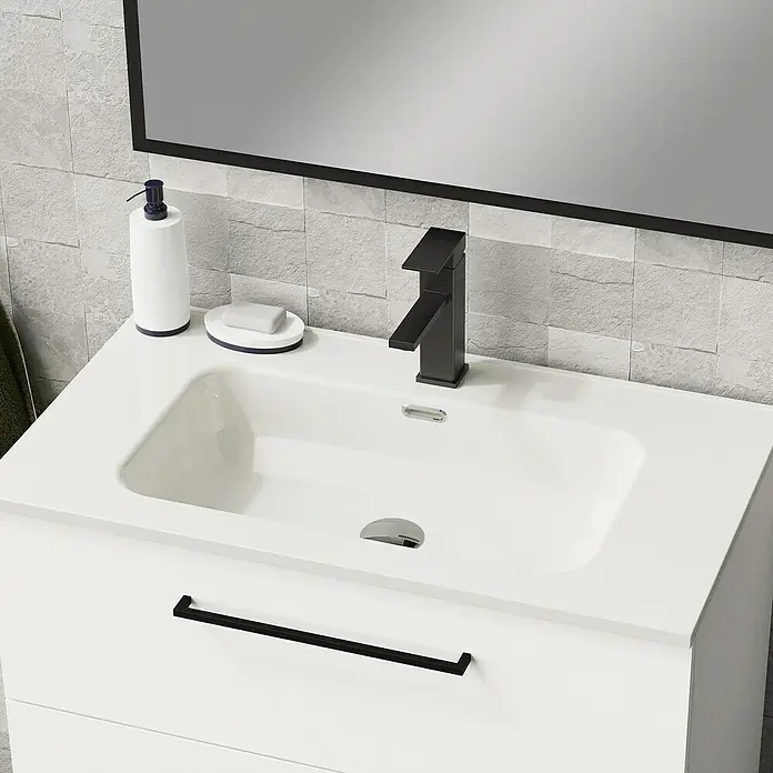 Artysan Mueble bajo de lavabo Arosa 3C - L x An x Al: 44,6 x 80 x 83,3 cm, Blanco - Primer plano de un mueble de baño blanco con grifo negro y dispensador de jabón sobre una pared de azulejos grises.
