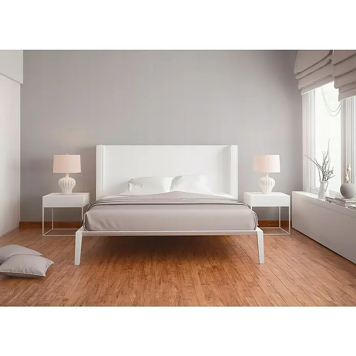 A.S. Création Attractive Vliestapete - Perlgrau, Uni, 10,05 x 0,53 m - Elegantes Schlafzimmer mit weißem Bett, Nachttischen und Lampen. Das moderne Design wird durch Holzboden und sanfte Farben hervorgehoben.