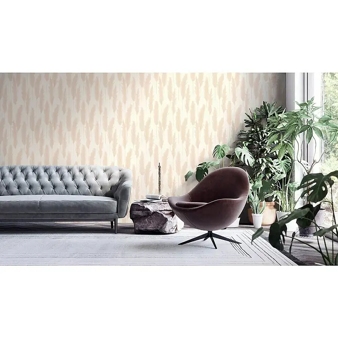 A.S. Création Hygge 2 Vliestapete Pampasgras - Creme, Floral, 10,05 x 0,53 m - Elegantes Wohnzimmer mit einem grauen Sofa, einem braunen Sessel, einem Steintisch und vielen Pflanzen vor einer stilvollen Tapete.