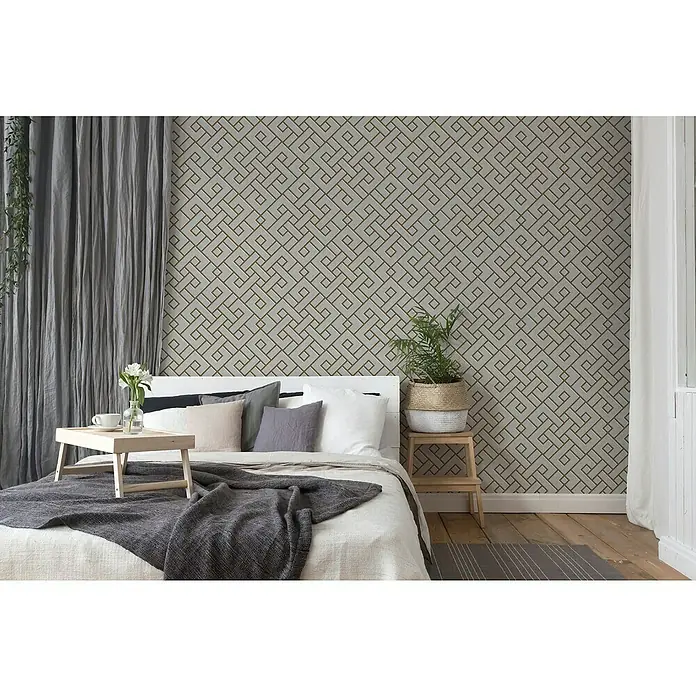 A.S. Création Michalsky 4 Vliestapete Meander - Grau/Gold, 3D-Optik, 10,05 x 0,53 m - Schlafzimmer-Interieur mit Bett, Nachttisch, grauem Überwurf, Blumen und geometrischer Tapete für eine gemütliche Atmosphäre.