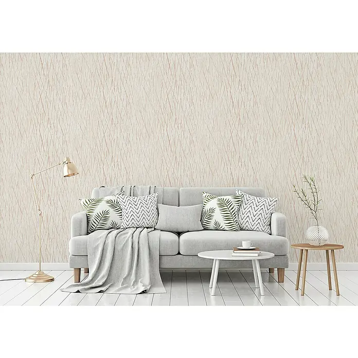 A.S. Création Hygge 2 Vliestapete Crush - Creme/Kupfer, Grafisch, 10,05 x 0,53 m - Elegantes Wohnzimmer mit einem grauen Sofa, Zierkissen und einem stilvollen Beistelltisch, akzentuiert durch eine moderne Stehlampe und zarten Dekorationen.