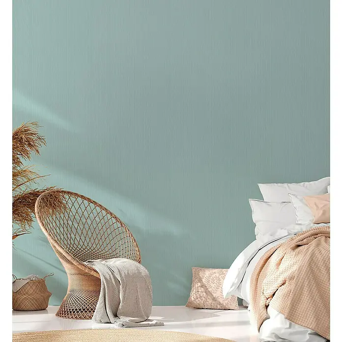 A.S. Création Michalsky 4 Vliestapete - Blau, Uni, 10,05 x 0,53 m - Gemütliches Schlafzimmer mit Rattan-Stuhl und sanften Textilien in beruhigenden Farben. Der Rattan-Stuhl ist ein echter Hingucker.