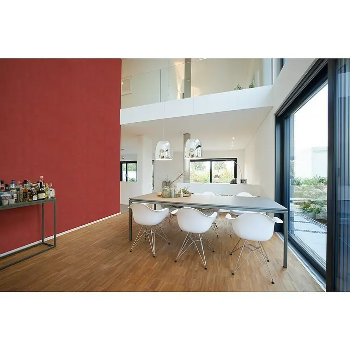 A.S. Création My Home My Spa Vliestapete - Rot/Metallic, Uni, 10,05 x 0,53 m - Esszimmer mit Esstisch und weißen Stühlen unter Pendelleuchten. Das moderne Design wird durch rote Akzentwand und Parkettboden ergänzt.