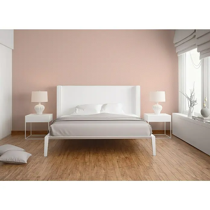 A.S. Création Trendwall 2 Vliestapete Art Deco klein - Rosa, Grafisch, 10,05 x 0,53 m - Einladendes Schlafzimmer mit stilvollem, weißem Bett als zentralem Element, ergänzt durch Nachttische und sanfte Beleuchtung für eine ruhige Atmosphäre.