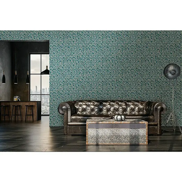 A.S. Création My Home My Spa Vliestapete Tetris - Petrol Metallic, Grafisch, 10,05 x 0,53 m - Exquisites Wohnzimmer mit einem luxuriösen Ledersofa und einem kunstvollen Couchtisch, vor einer Wand mit einem einzigartigen geometrischen Muster.