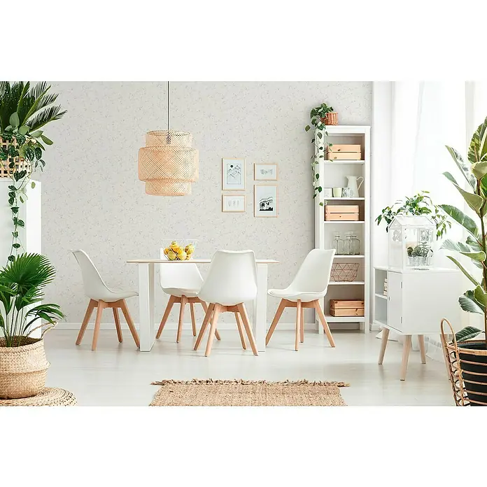 A.S. Création Attractive Vliestapete - Weiß/Grau, Uni, 10,05 x 0,53 m - Ein heller Essbereich mit einem Holztisch und weißen Stühlen, beleuchtet von einer auffälligen Rattan-Lampe. Pflanzen und ein Bücherregal ergänzen das Dekor.