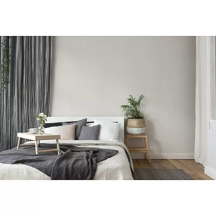A.S. Création Mata Hari Vliestapete - Creme, Uni, 10,05 x 0,53 m - Helles Holz-Betttablett auf einem Bett, mit Tasse und weißen Blumen. Ideal für Frühstück im Bett.