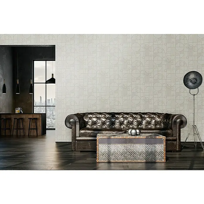 A.S. Création My Home My Spa Vliestapete Art Deco - Creme, Grafisch, 10,05 x 0,53 m - Elegantes Interieur mit einem gesteppten Ledersofa und einem auffälligen Muster an der Wand, ergänzt durch einen stilvollen Couchtisch.