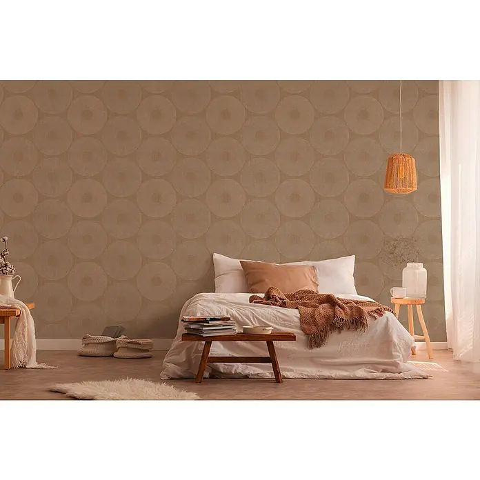 A.S. Création Desert Lodge Vliestapete Ethno-Kreise - Beige, Grafisch, 10,05 x 0,53 m - Gemütliches Schlafzimmer mit brauner Akzentwand, die mit einem sich wiederholenden Kreismuster verziert ist und eine warme Atmosphäre schafft.