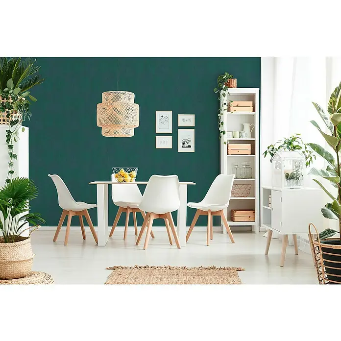 A.S. Création Cuba Vliestapete Mosaik-AlloverBlau/Grün, Grafisch, 10,05 x 0,53 m - Esszimmer mit weißem Tisch, Stühlen und einer Rattanlampe. Das Zimmer ist in Grüntönen gehalten und mit Pflanzen dekoriert.